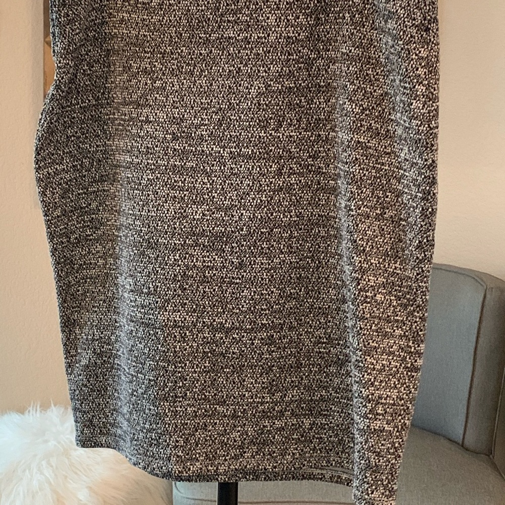 Black and white Loft skirt with elastic waist